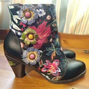 Floral heeled booties size 7.5 (38)